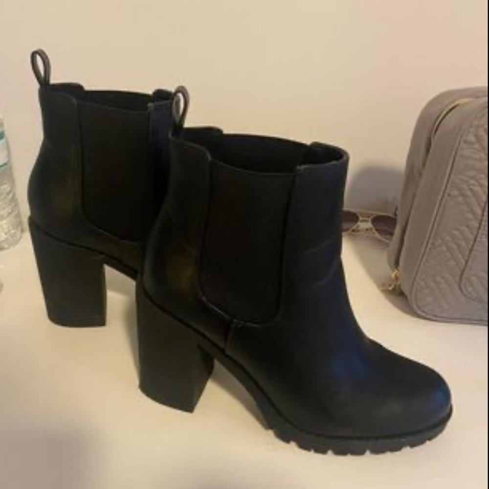 Black heel bootie with platform